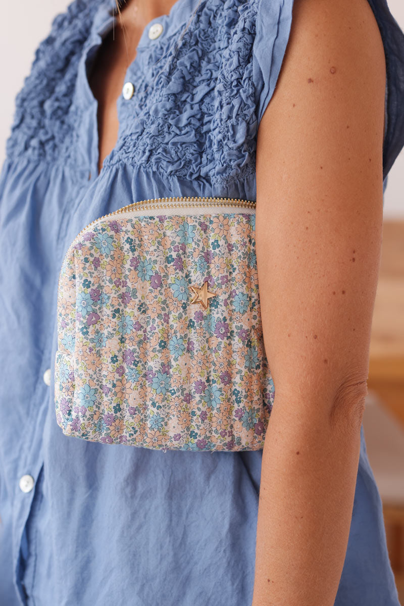 Pochette en gaze de coton matelassé imprimé liberty bleu