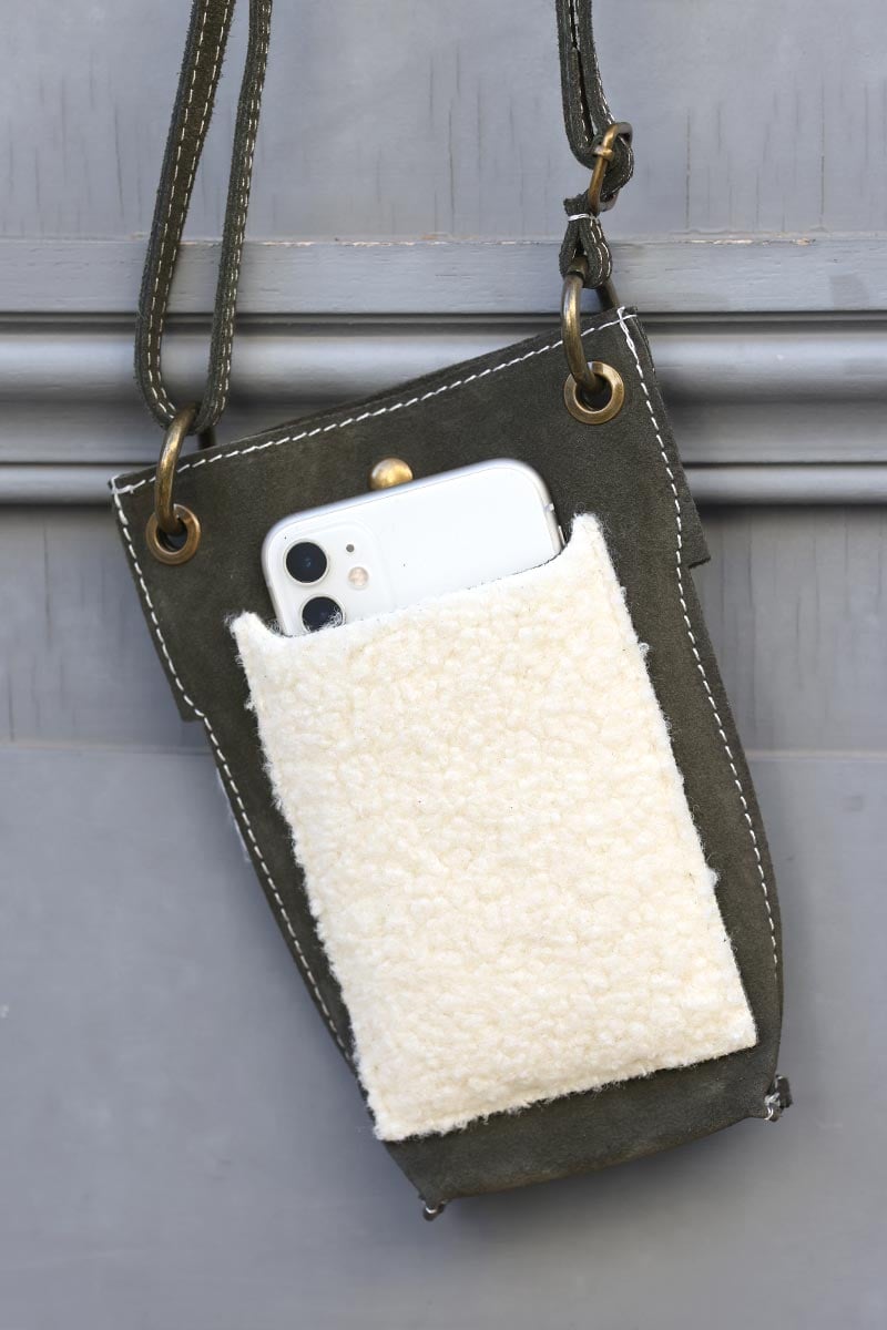 Pochette téléphone cuir velours kaki moumoute ecrue pochette femme G046