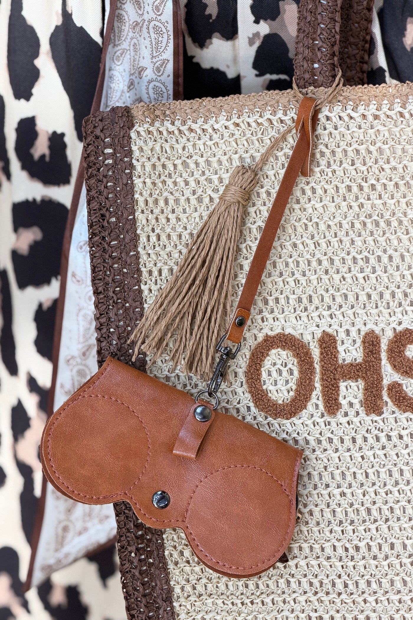 Porte-lunettes de soleil en simili cuir camel à attacher au sac