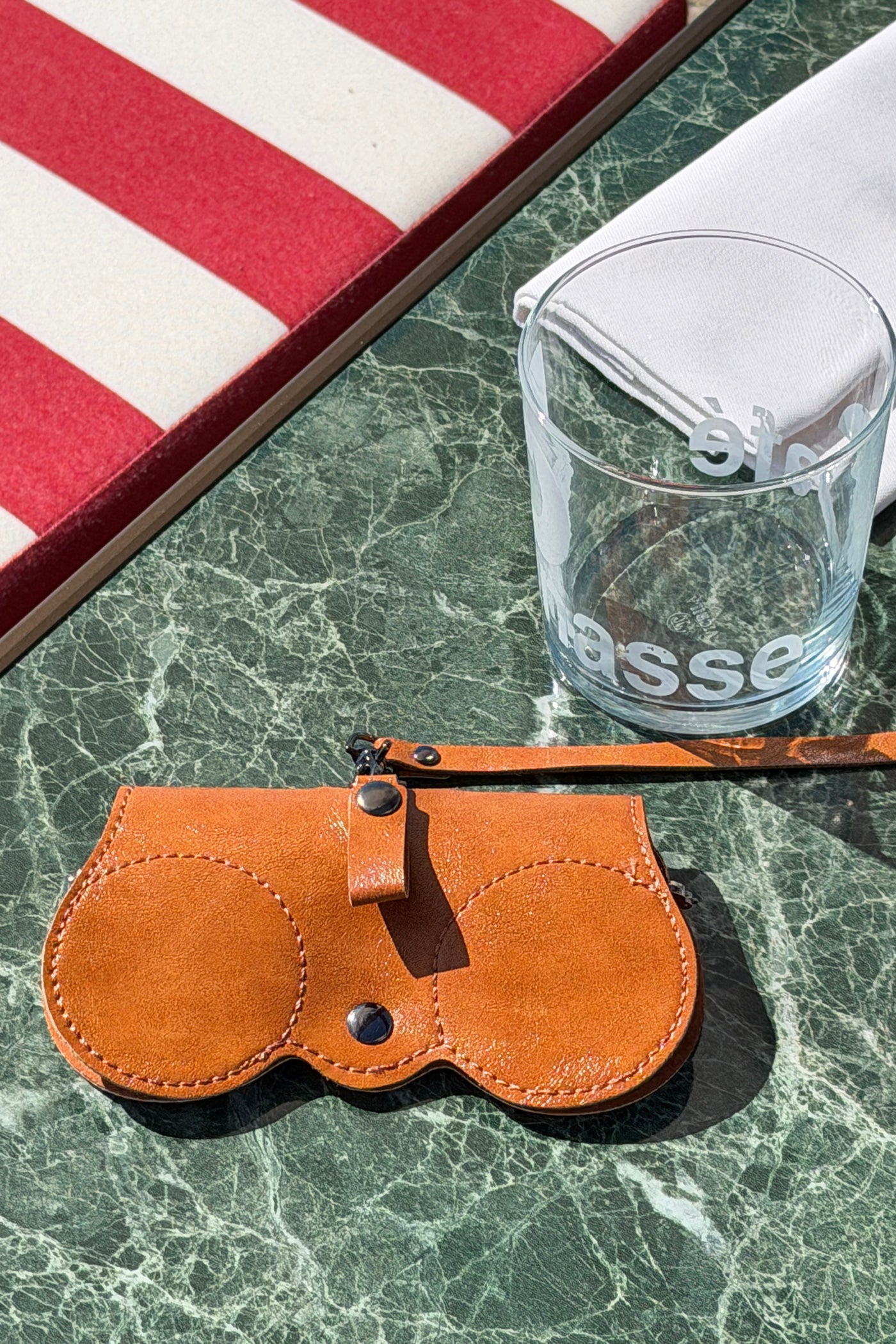 Porte-lunettes de soleil en simili cuir camel à attacher au sac