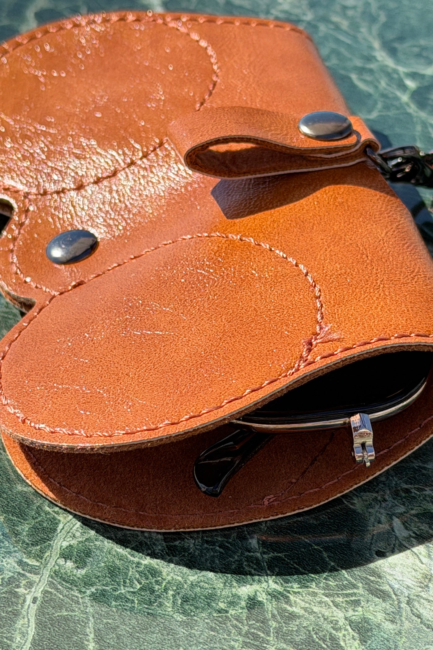 Porte-lunettes de soleil en simili cuir camel à attacher au sac