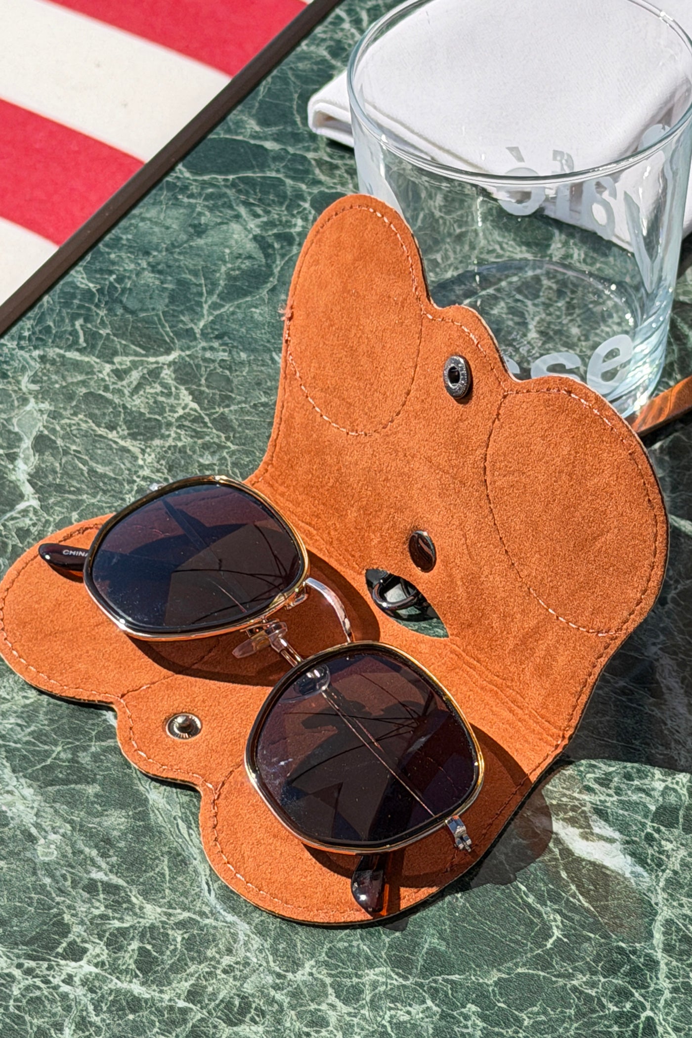 Porte-lunettes de soleil en simili cuir camel à attacher au sac