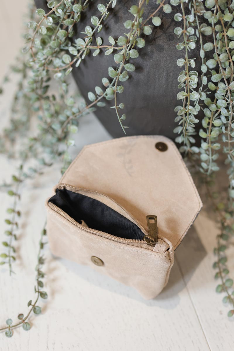 Porte monnaie en cuir beige et brillant