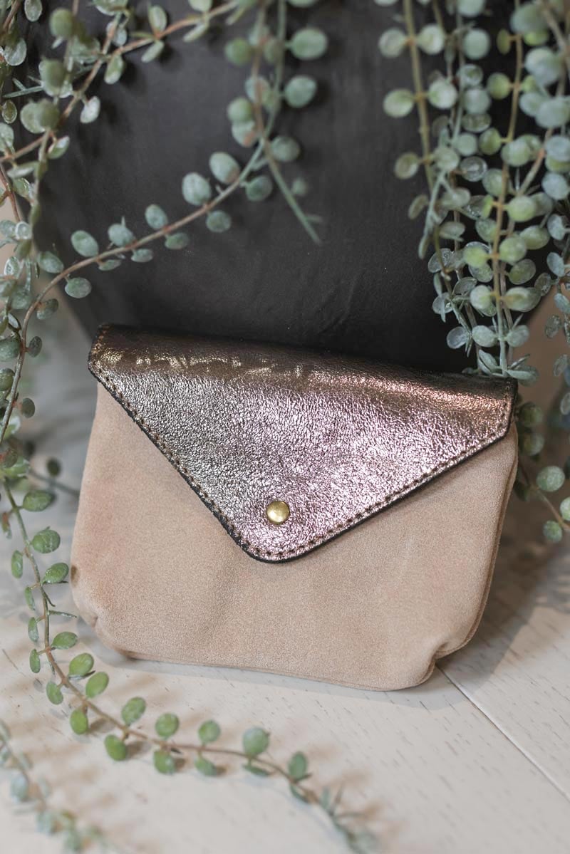 Porte monnaie en cuir beige et brillant