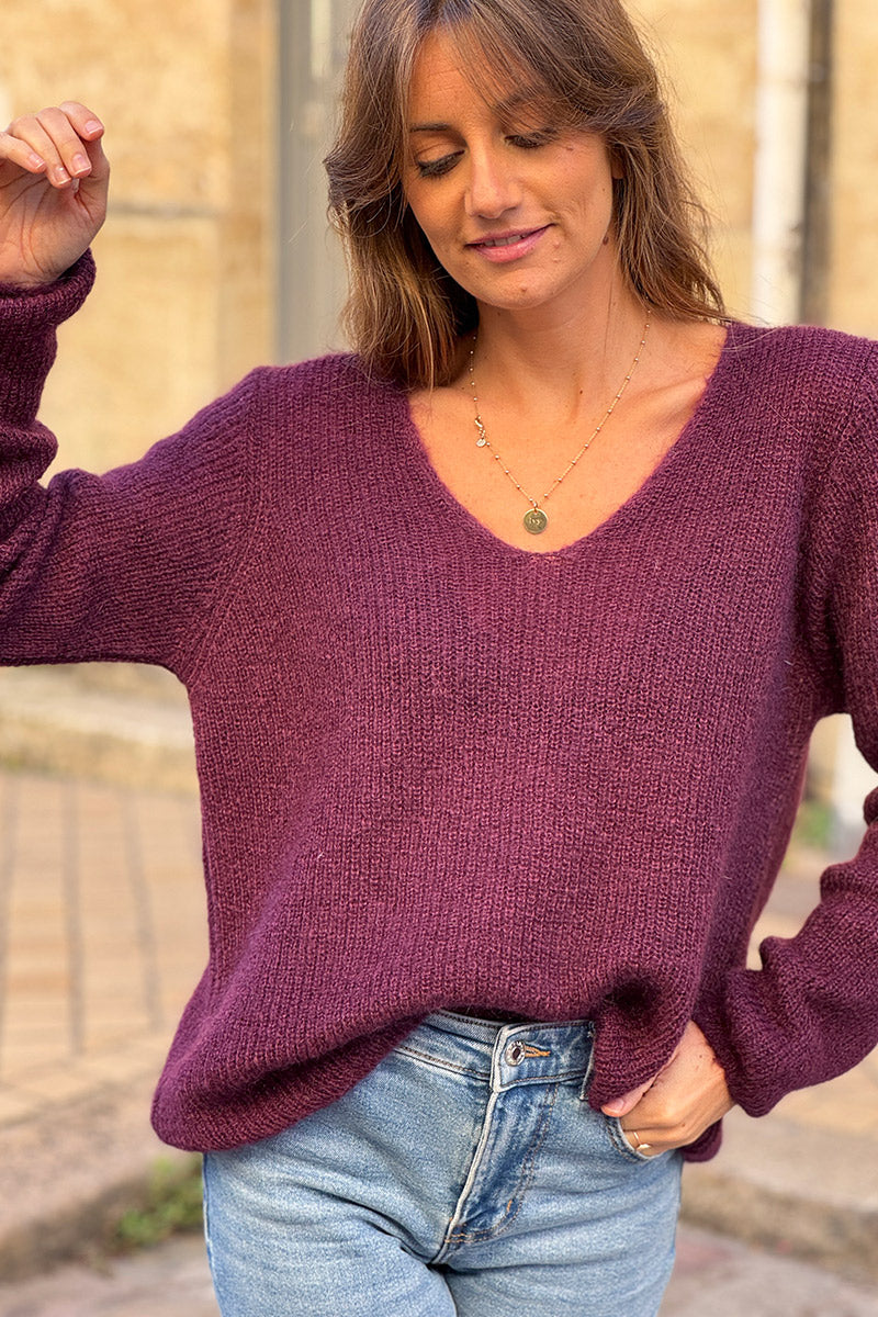 Pull aubergine col V en maille fine coupe ajustée