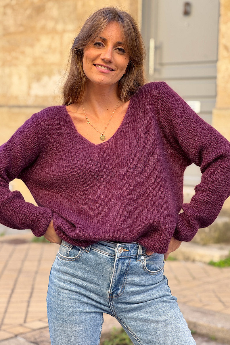 Pull aubergine col V en maille fine coupe ajustée