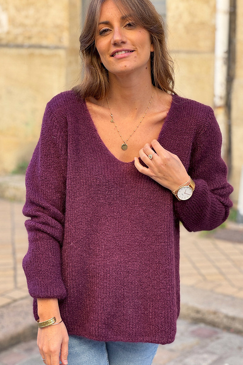 Pull aubergine col V en maille fine coupe ajustée