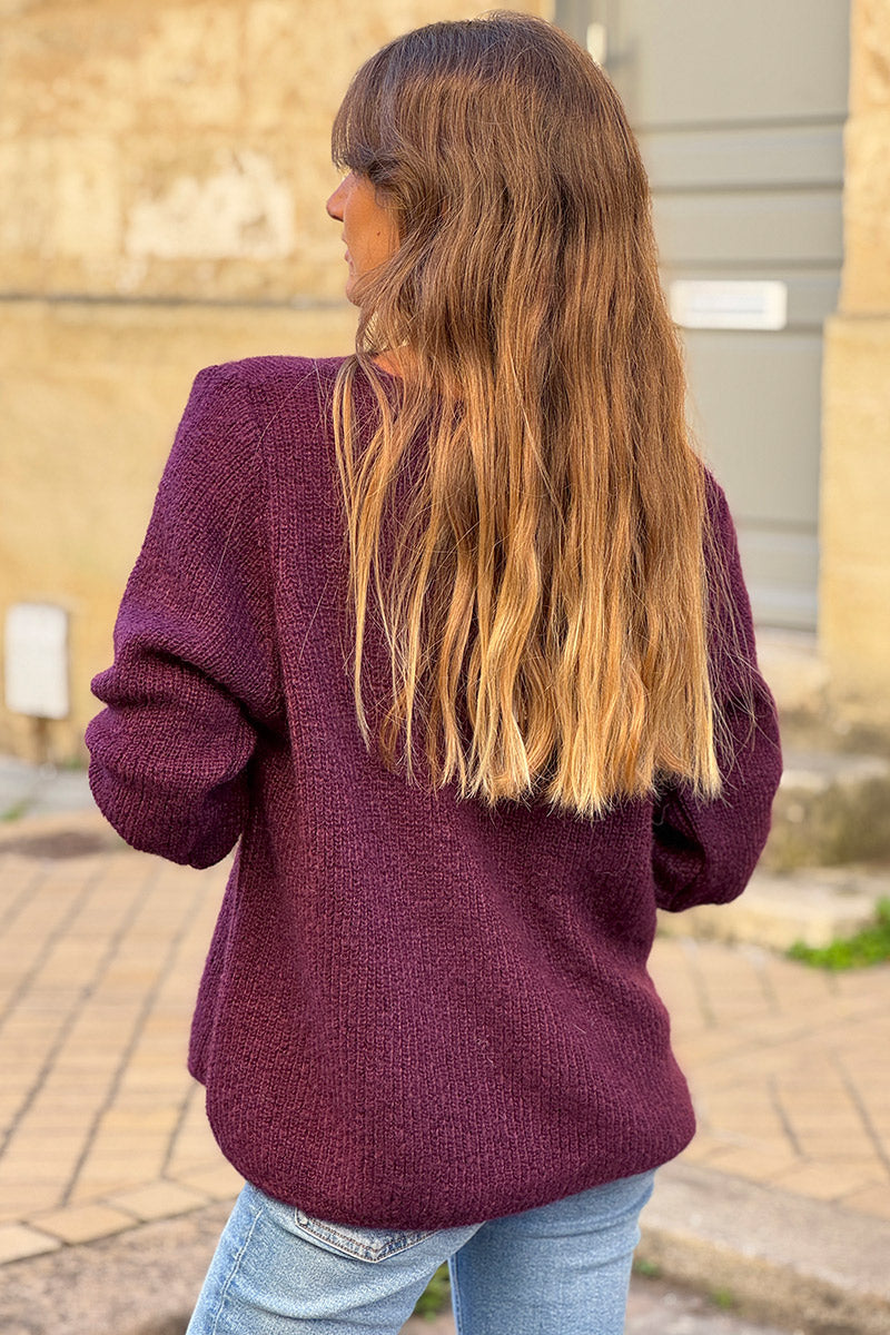 Pull aubergine col V en maille fine coupe ajustée