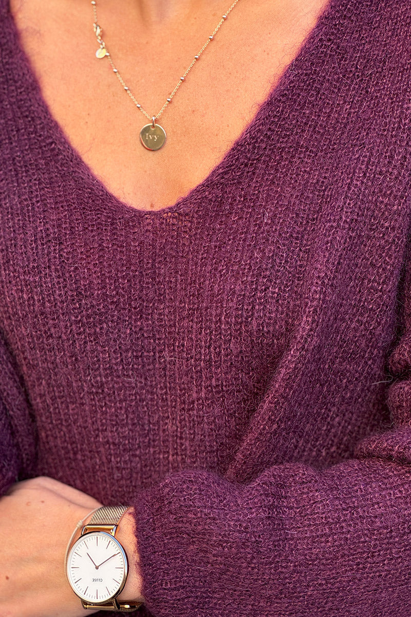 Pull aubergine col V en maille fine coupe ajustée
