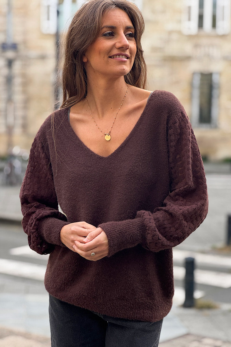Pull marron chocolat col V doux et moelleux avec manches dentelle cœurs