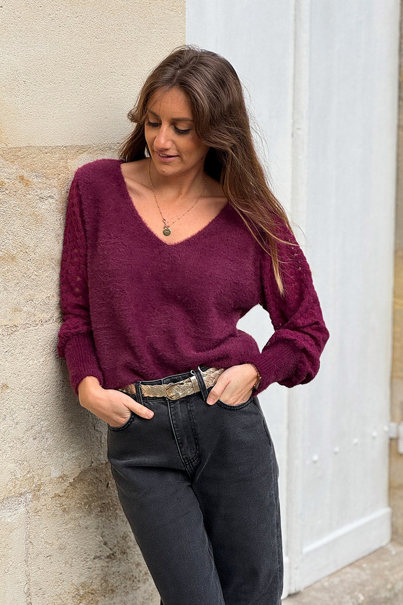 Pull aubergine col V doux et moelleux avec manches dentelle cœurs