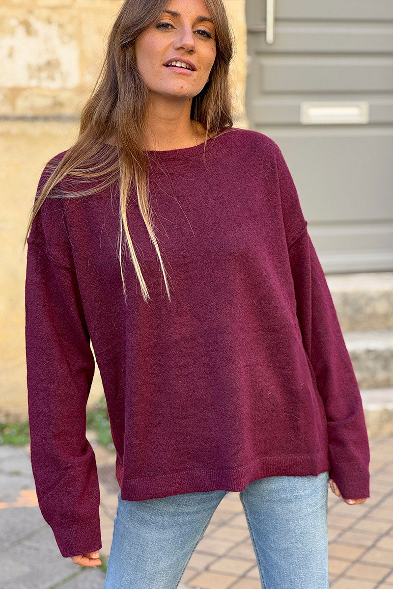 Pull basique aubergine en petite maille chinée col bateau couture apparente