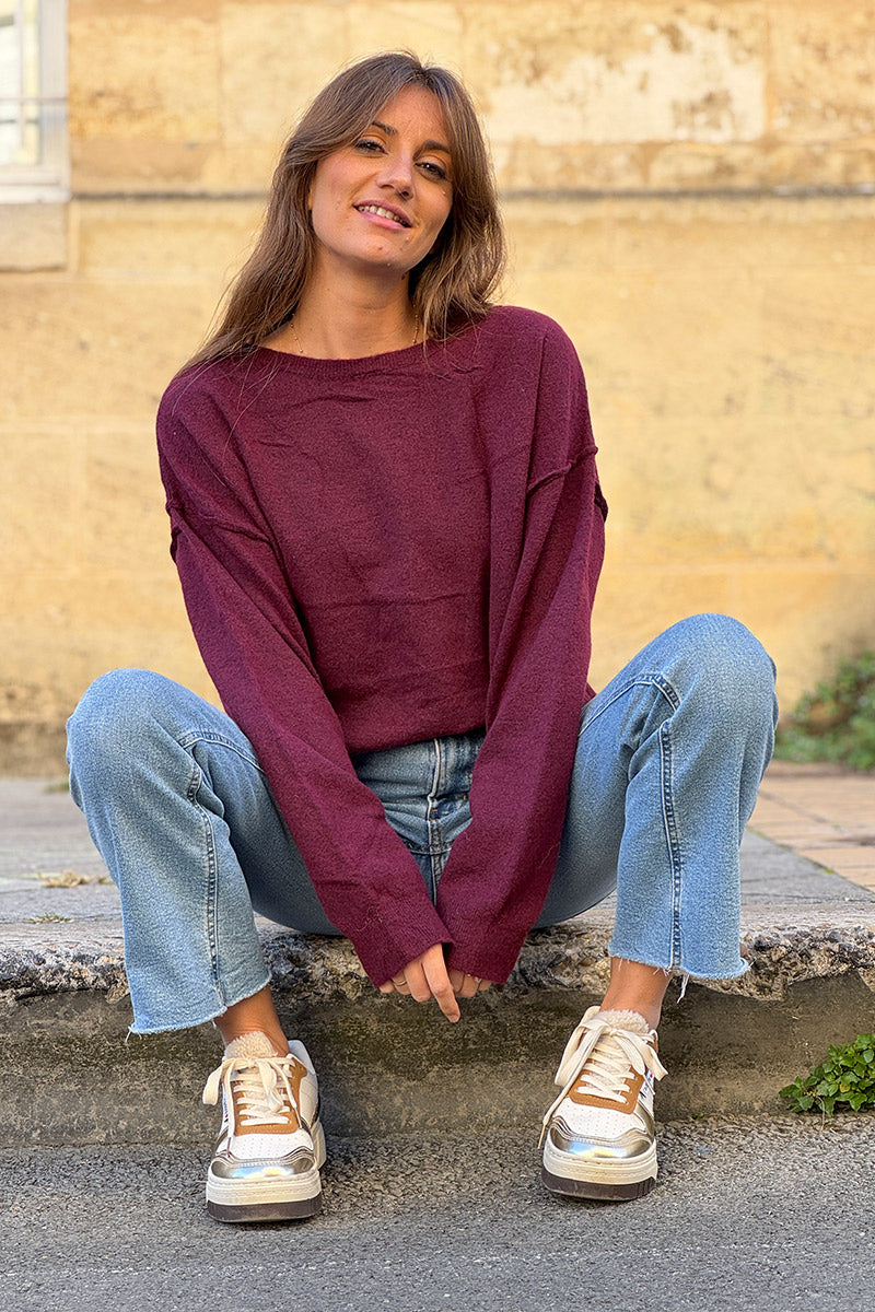 Pull basique aubergine en petite maille chinée col bateau couture apparente