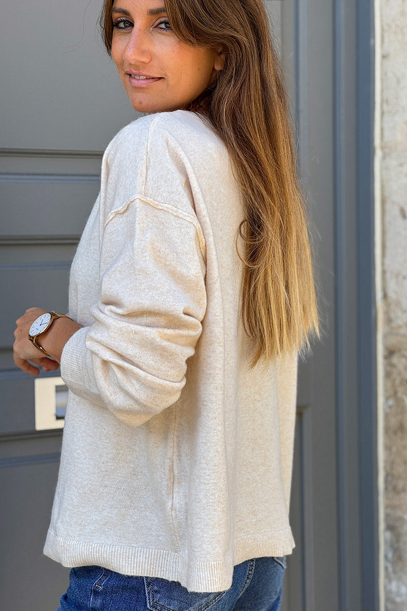 Pull basique beige en petite maille chiné couture apparente col bateau