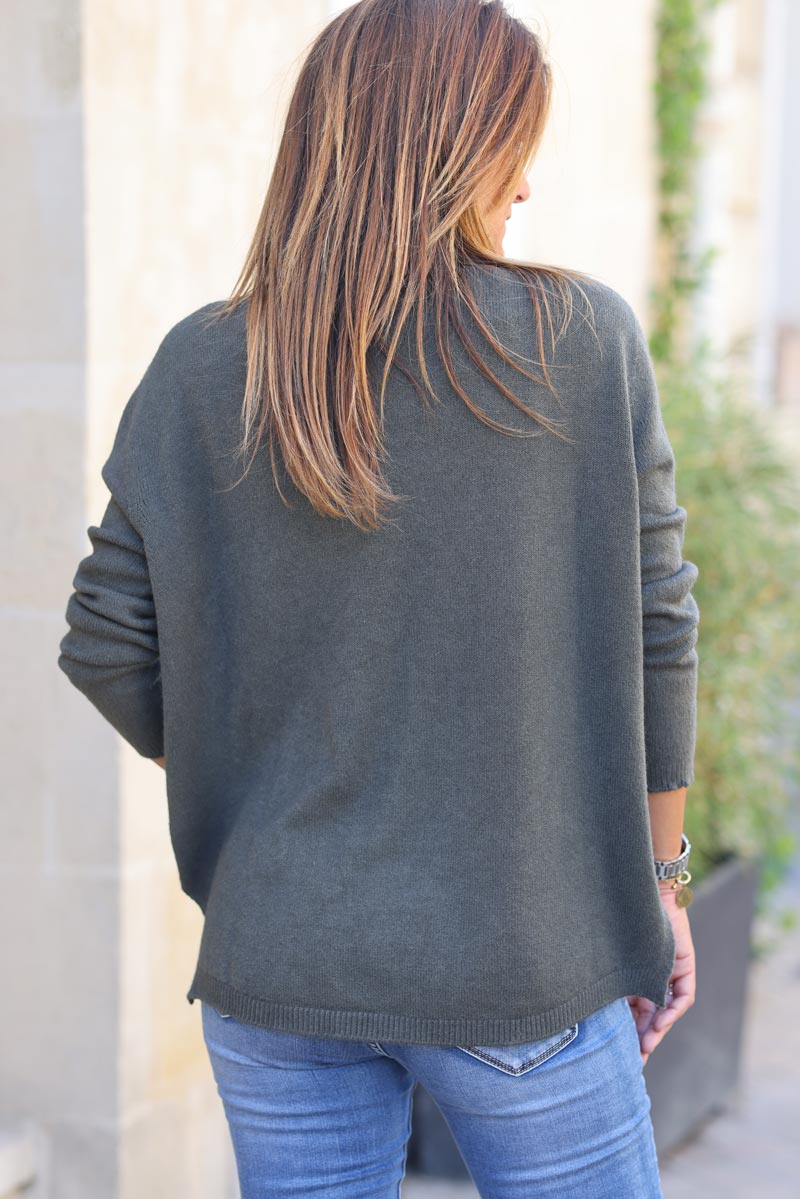 Pull basique kaki fonce col V D001