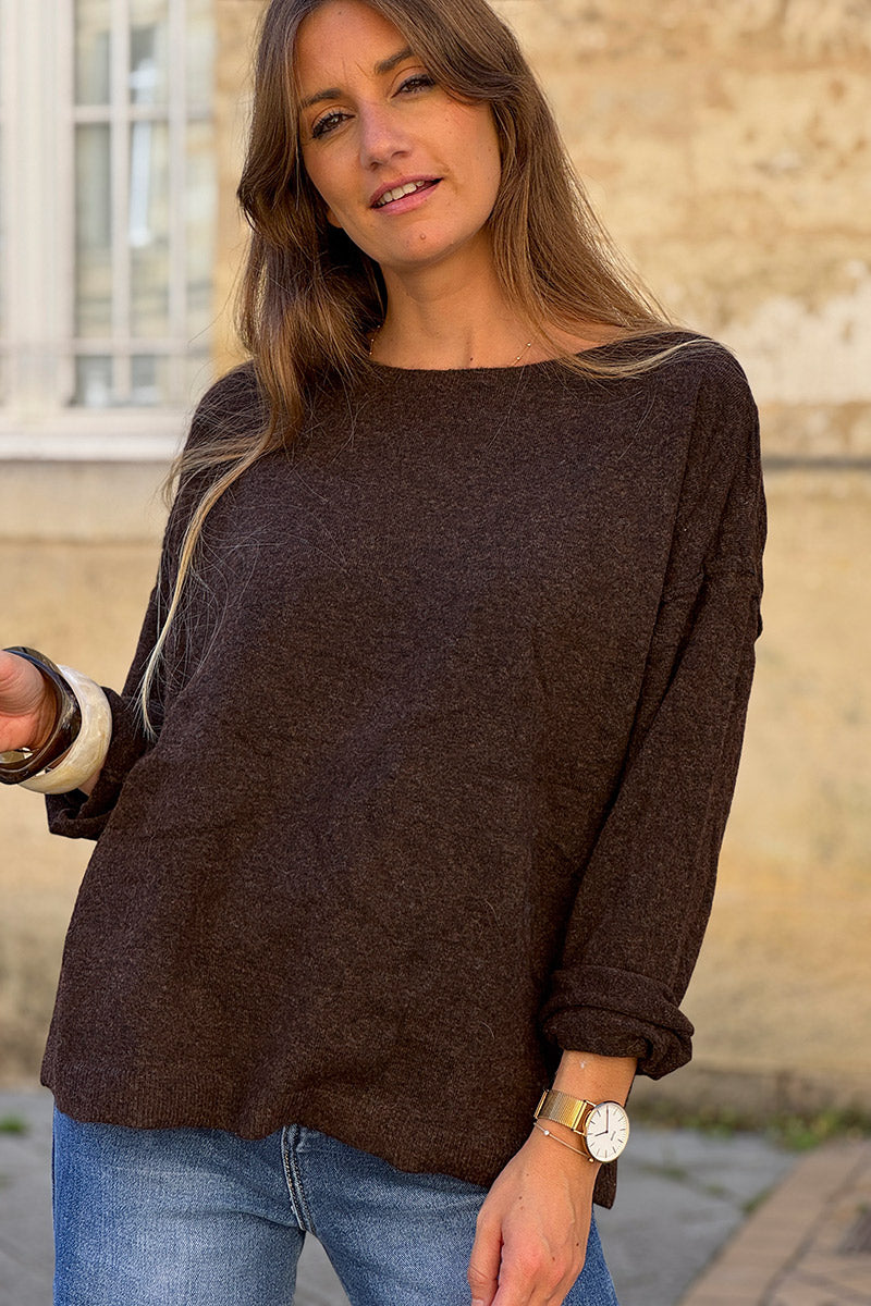 Pull basique marron en petite maille chiné couture apparente col bateau