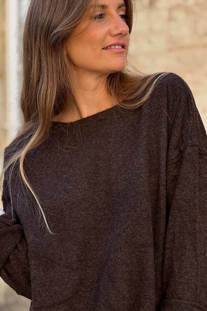Pull basique marron en petite maille chiné couture apparente col bateau