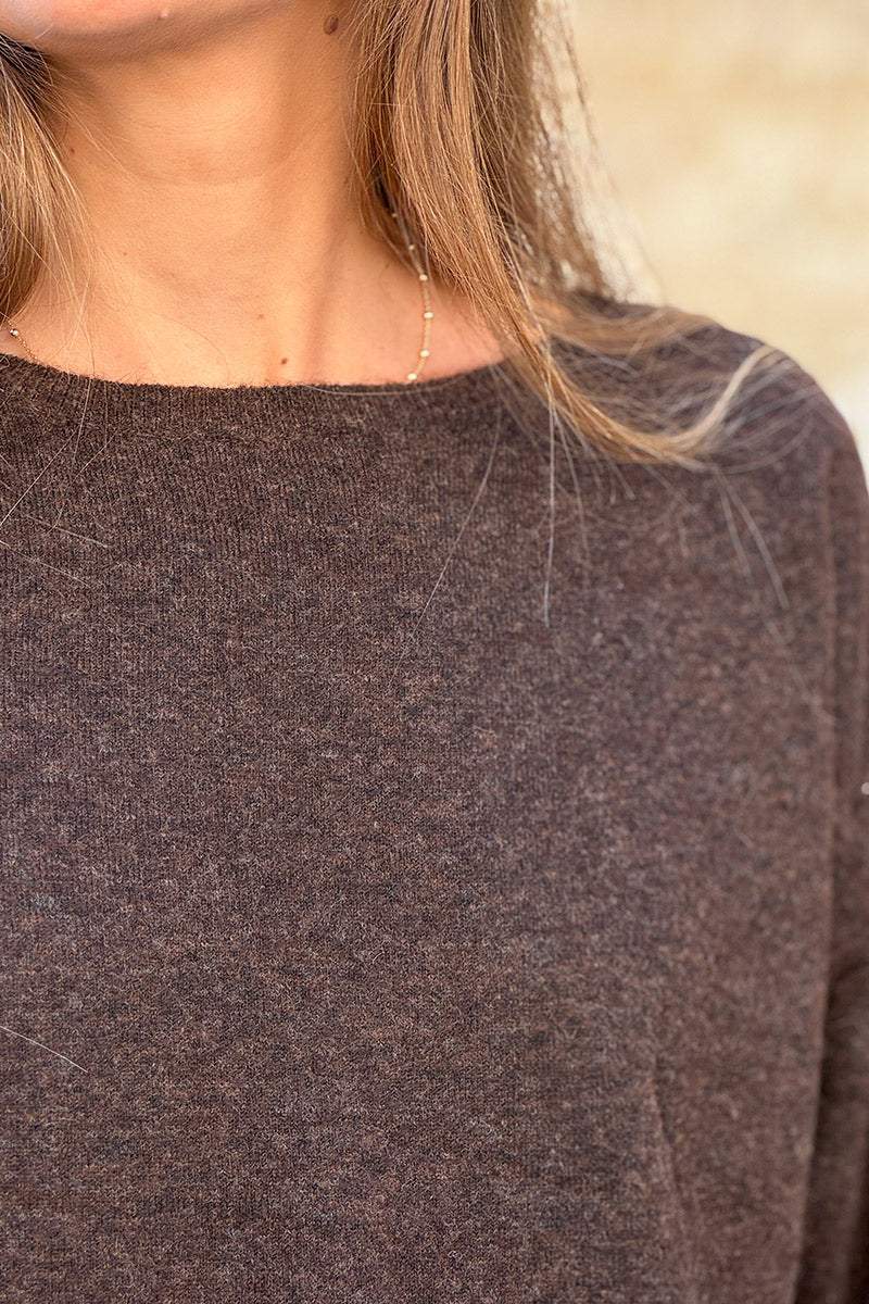 Pull basique marron en petite maille chiné couture apparente col bateau