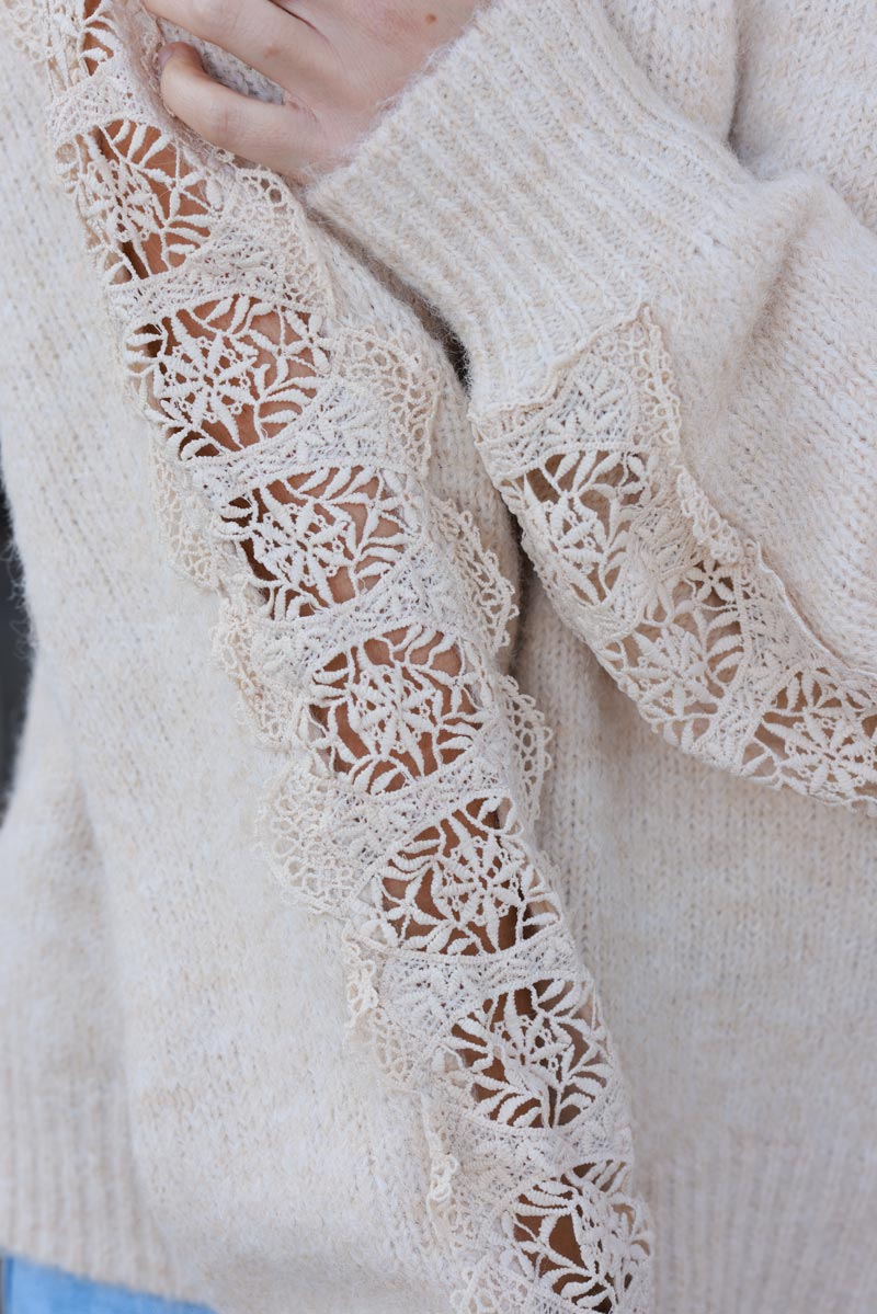 Jersey de punto beige jaspeado con detalle de encaje calado en las mangas
