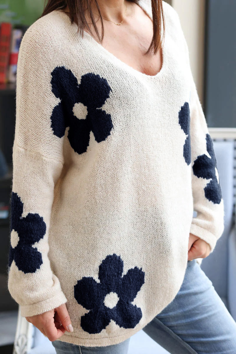 Pull beige chiné col V coupe loose fleurs marguerite bleu marine foncé