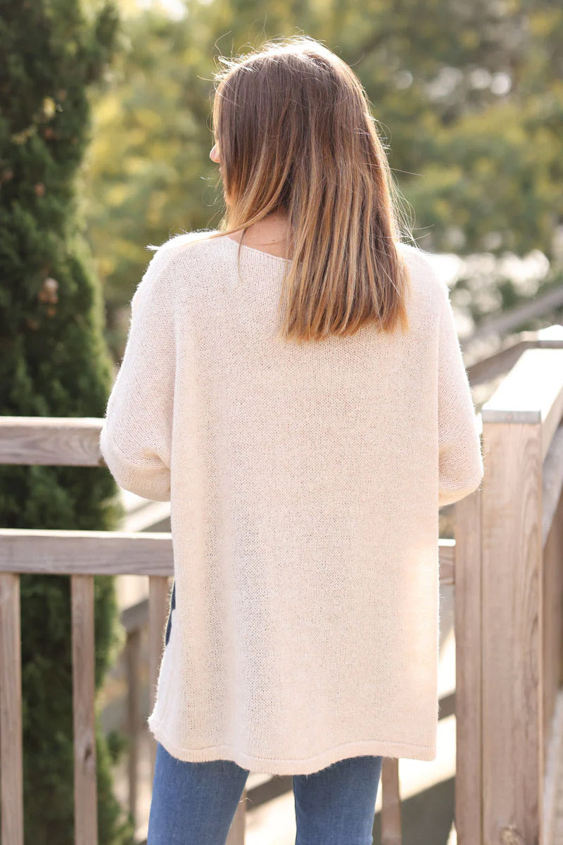 Pull beige chiné col V coupe loose fleurs marguerite bleu marine foncé