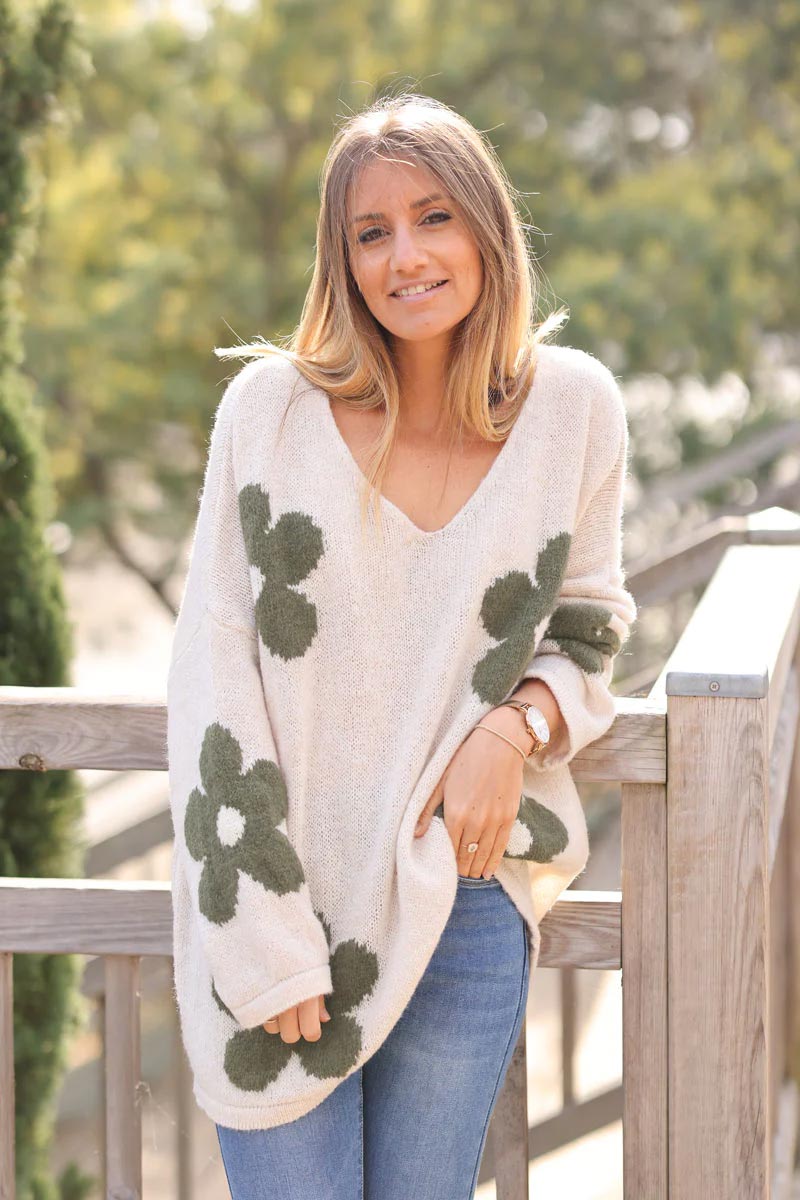 Pull beige chiné large en maille avec fleurs kaki