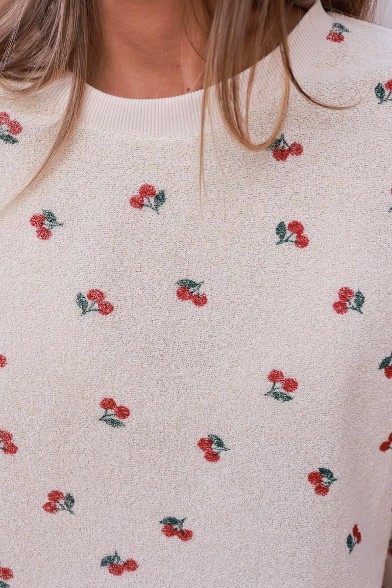 Suéter de rizo beige con estampado de cerezas