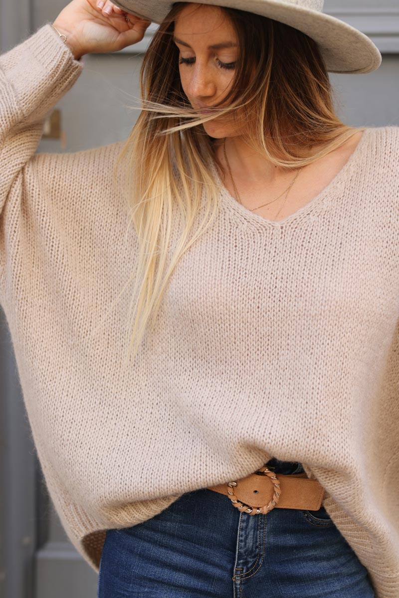 Pull beige en maille col v manches chauve souris E260 (1)