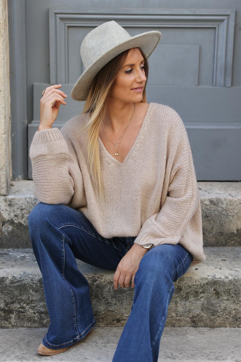 Pull beige en maille col v manches chauve souris E260 (1)