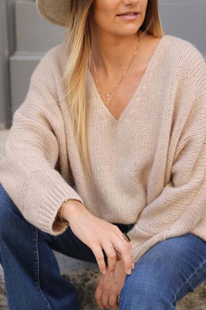 Pull beige en maille col v manches chauve souris E260 (1)