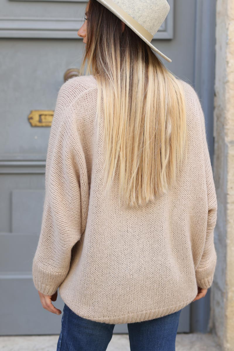 Pull beige en maille col v manches chauve souris E260 (1)