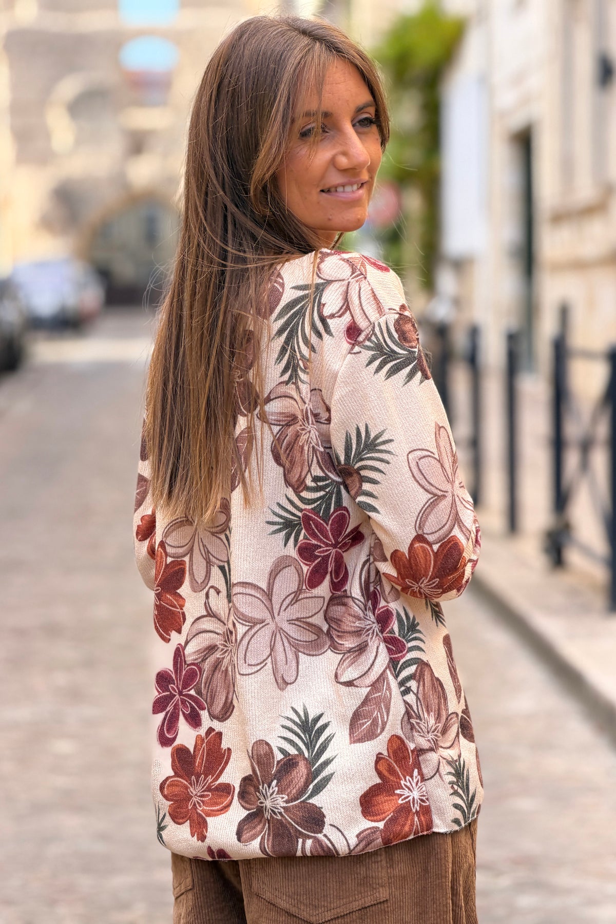 Pull beige en petite maille imprimé fleurs tons automne aubergine marron et kaki