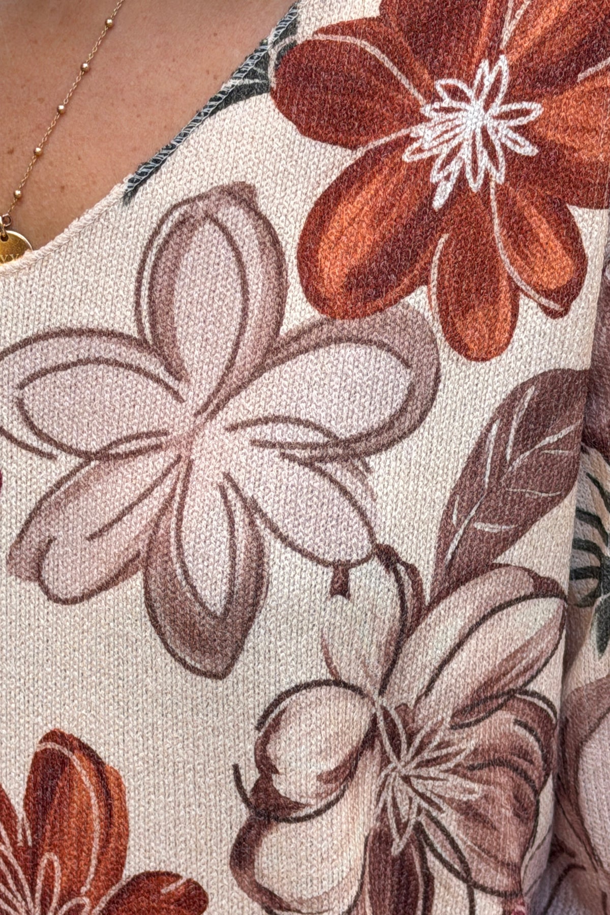 Pull beige en petite maille imprimé fleurs tons automne aubergine marron et kaki
