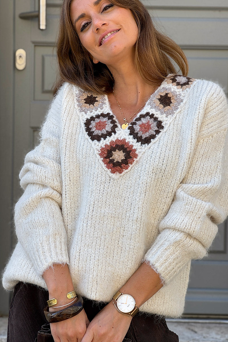 Pull beige moelleux en grosse maille col v motifs style crochet taupe et marron