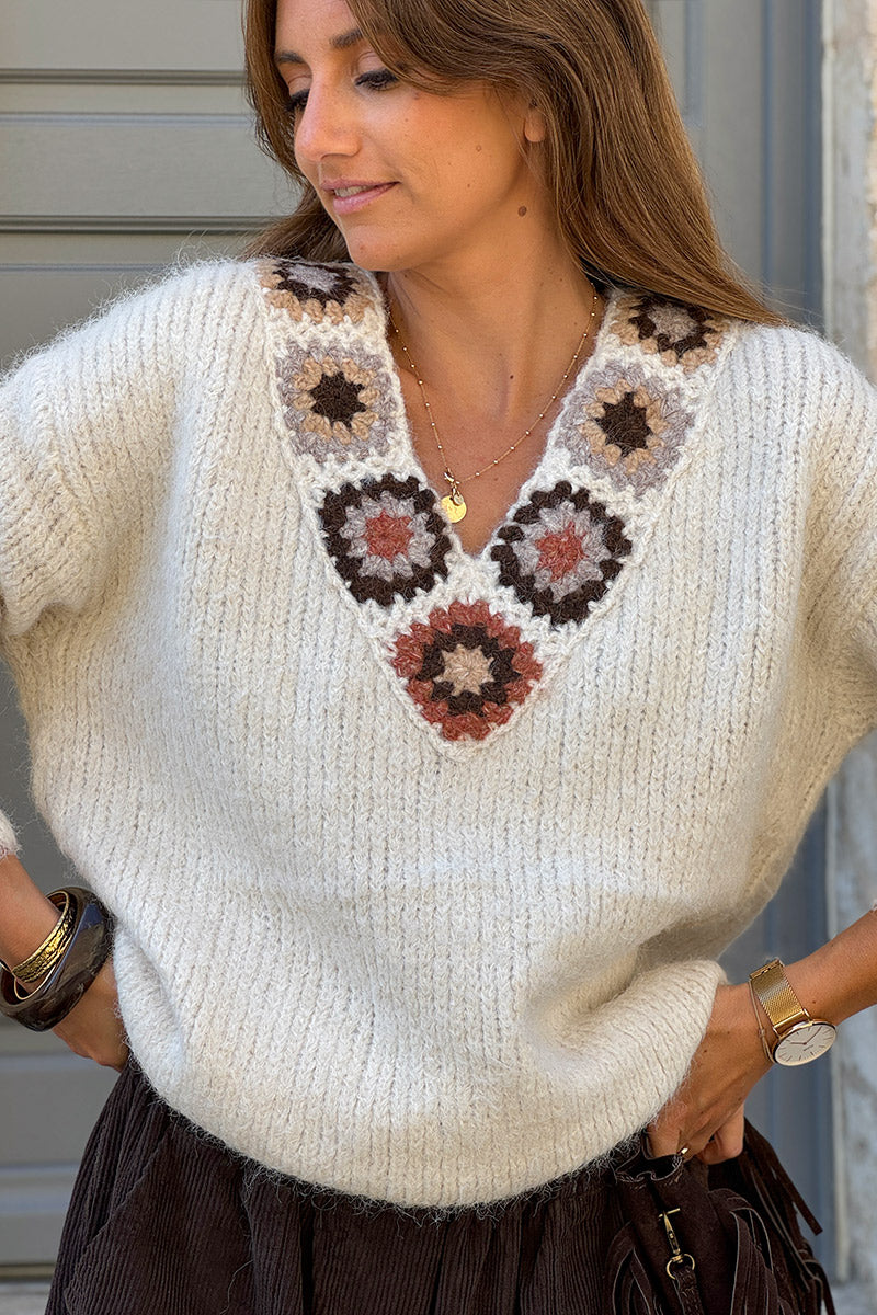 Pull beige moelleux en grosse maille col v motifs style crochet taupe et marron