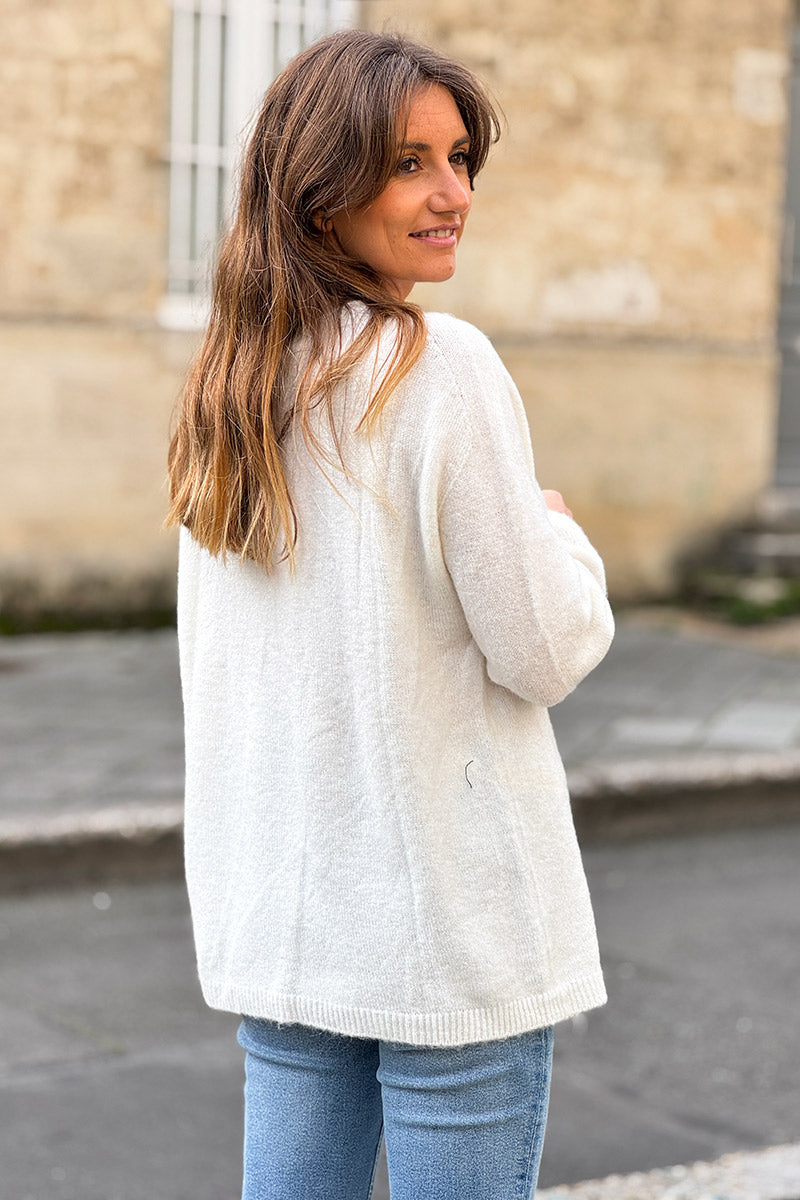 Pull blanc cassé en maille alpaga tout doux détail col v