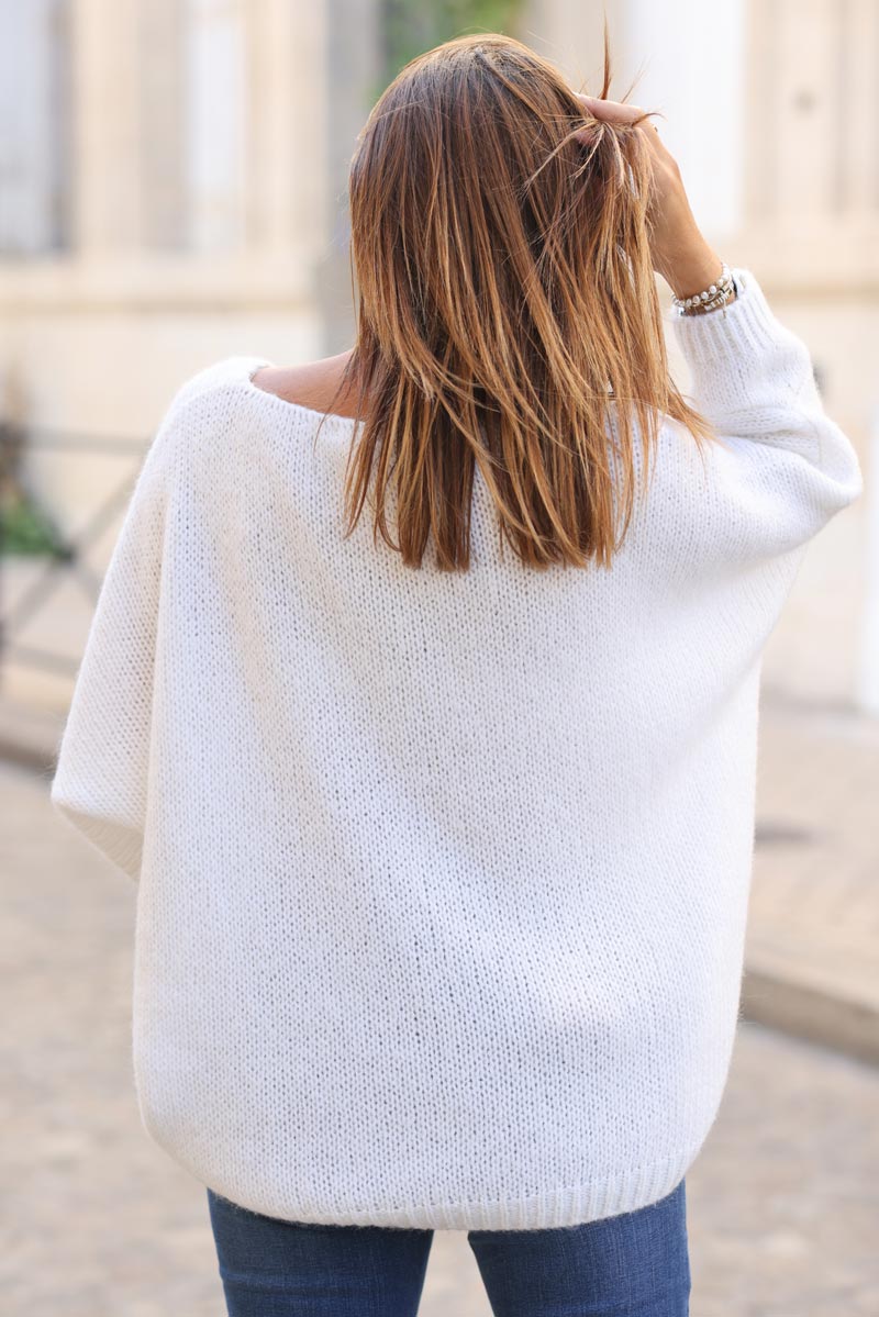 Pull blanc cassé en maille col v manches chauve souris