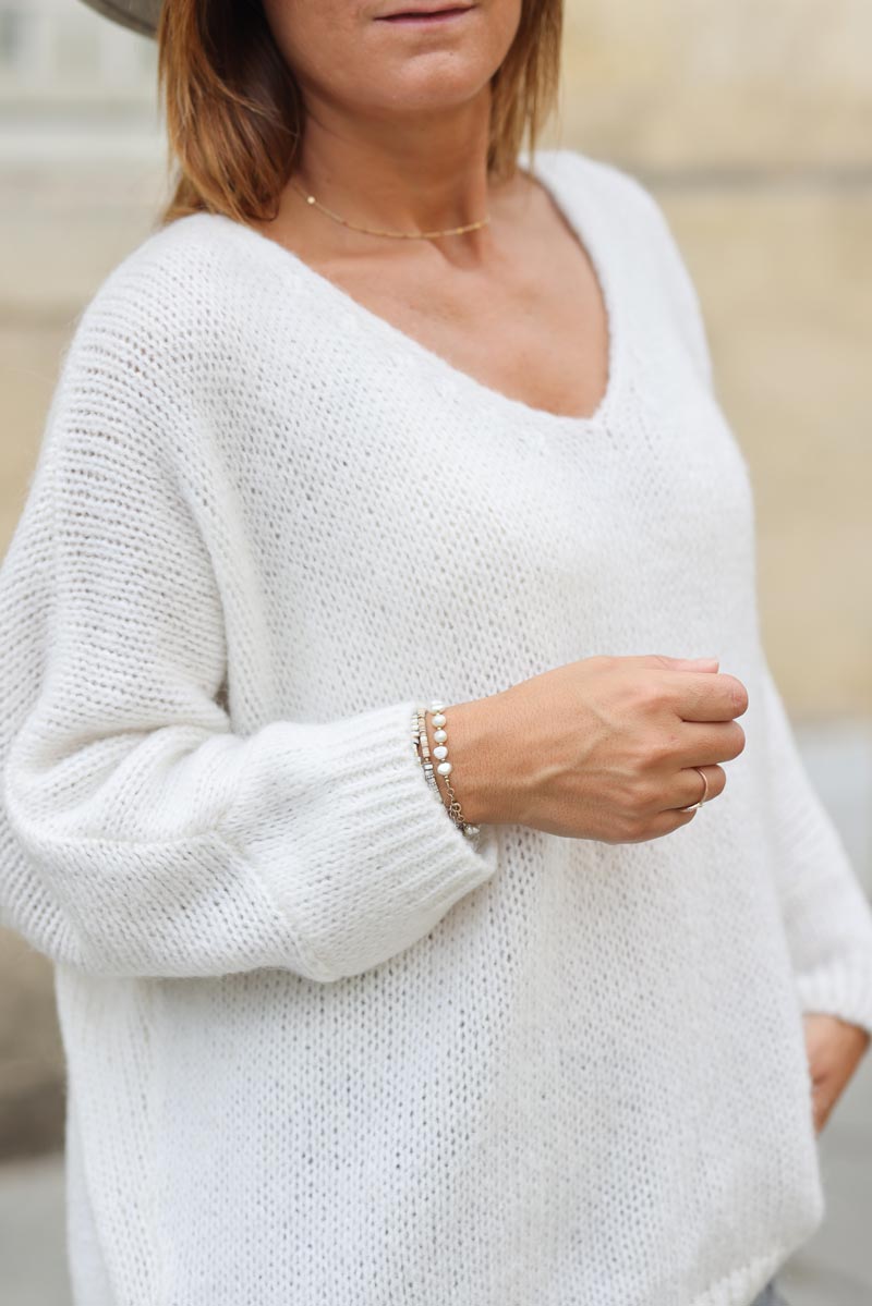 Pull blanc cassé en maille col v manches chauve souris