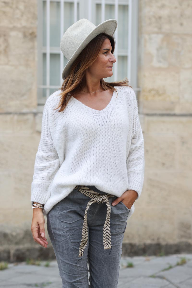 Pull blanc cassé en maille col v manches chauve souris