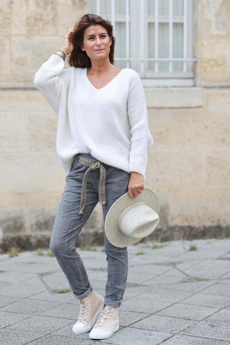 Pull blanc cassé en maille col v manches chauve souris