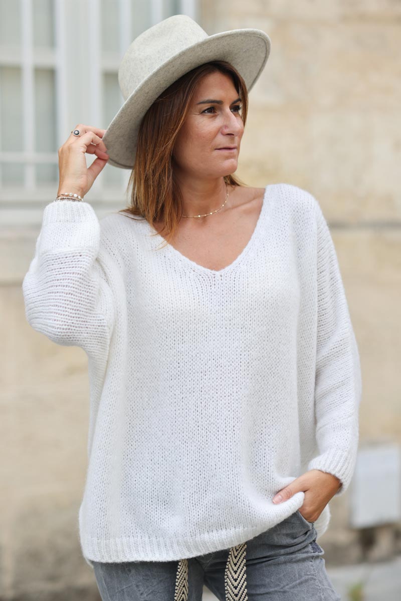 Pull blanc cassé en maille col v manches chauve souris