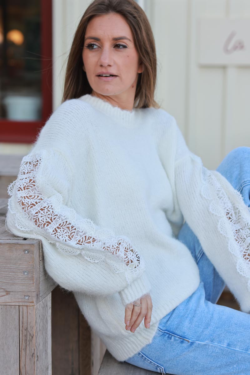 Pull blanc cassé en maille détail dentelle ajourée sur les manches