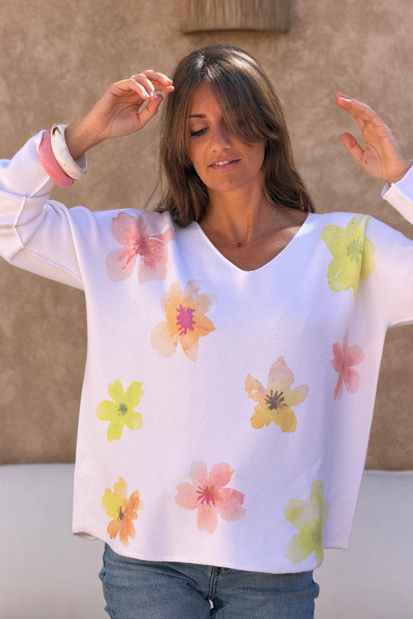 Pull blanc cassé tout doux motifs fleurs aquarelle tons orange et jaunes