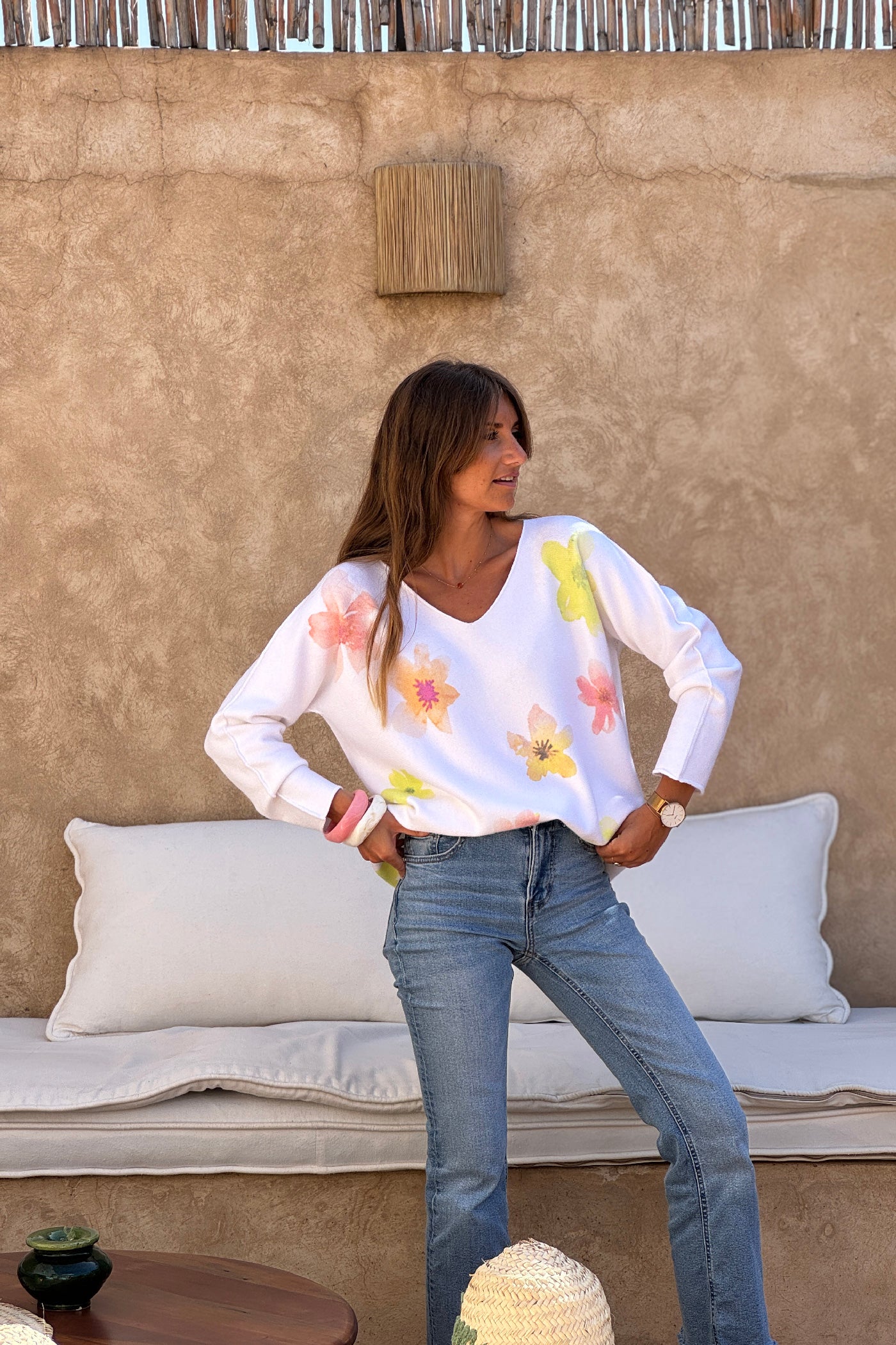 Pull blanc cassé tout doux motifs fleurs aquarelle tons orange et jaunes