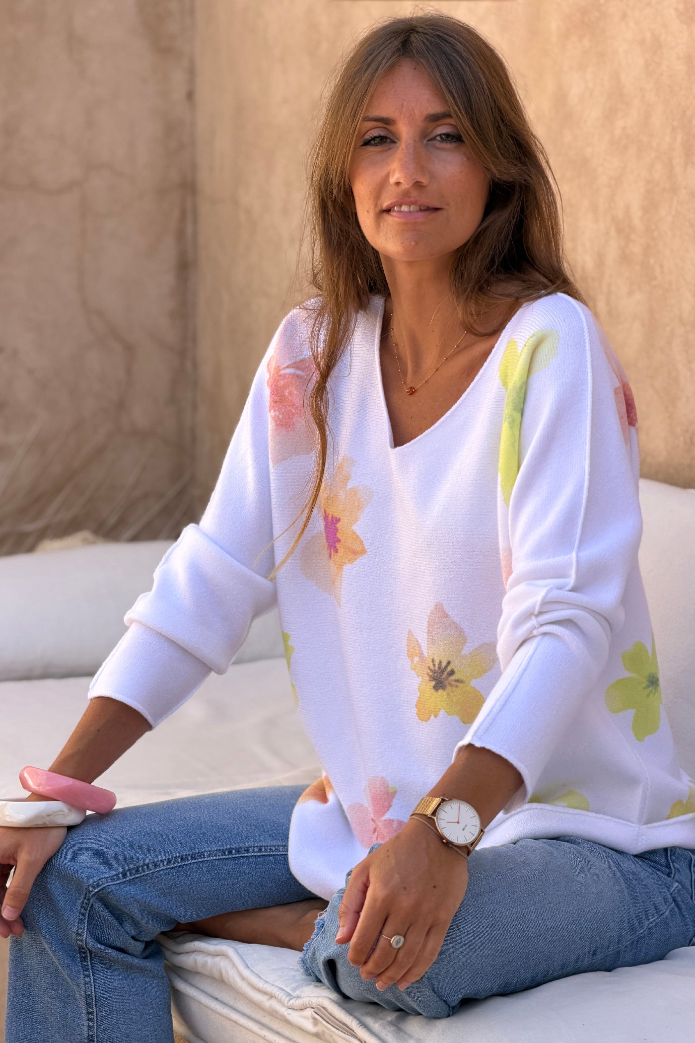 Pull blanc cassé tout doux motifs fleurs aquarelle tons orange et jaunes