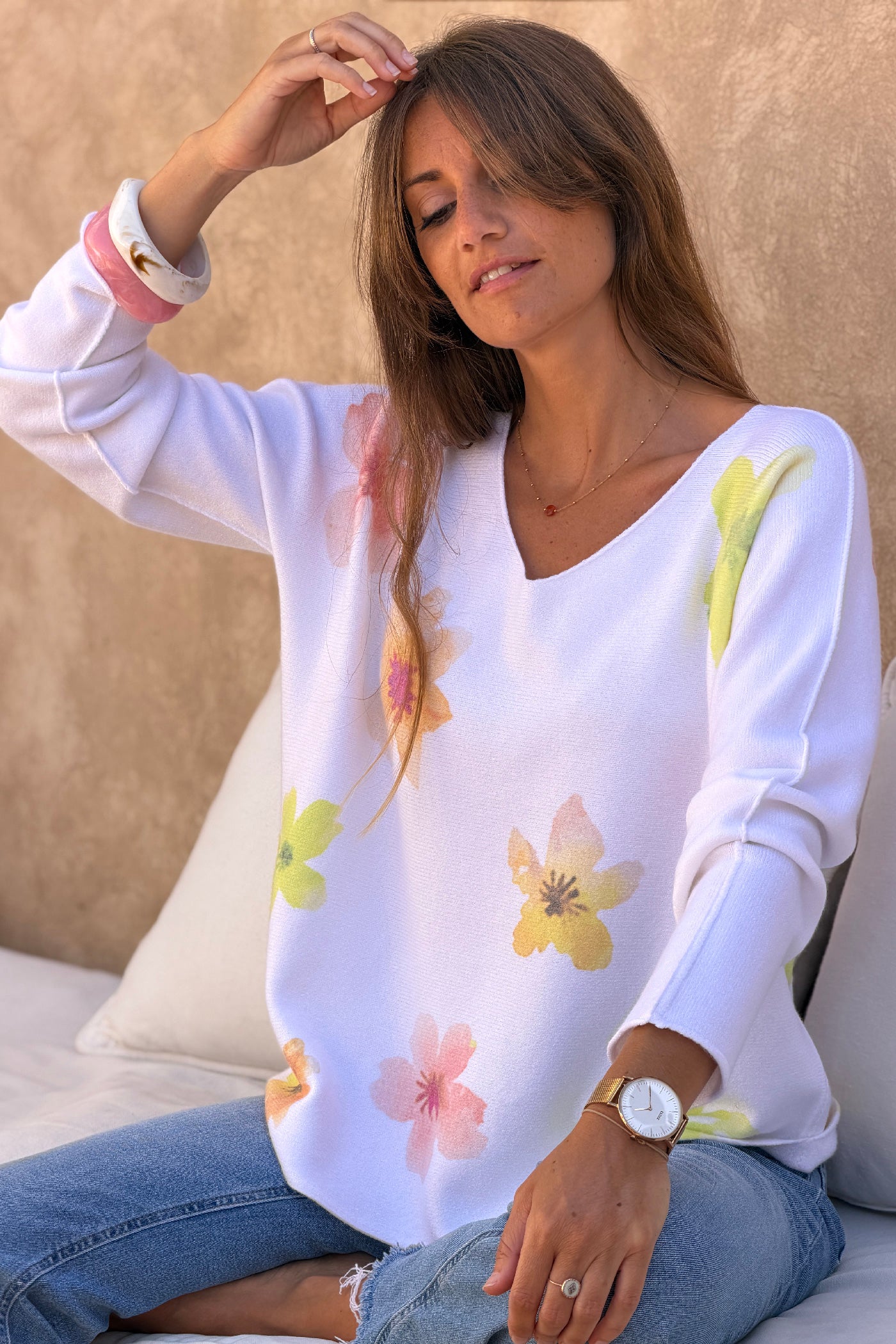 Pull blanc cassé tout doux motifs fleurs aquarelle tons orange et jaunes
