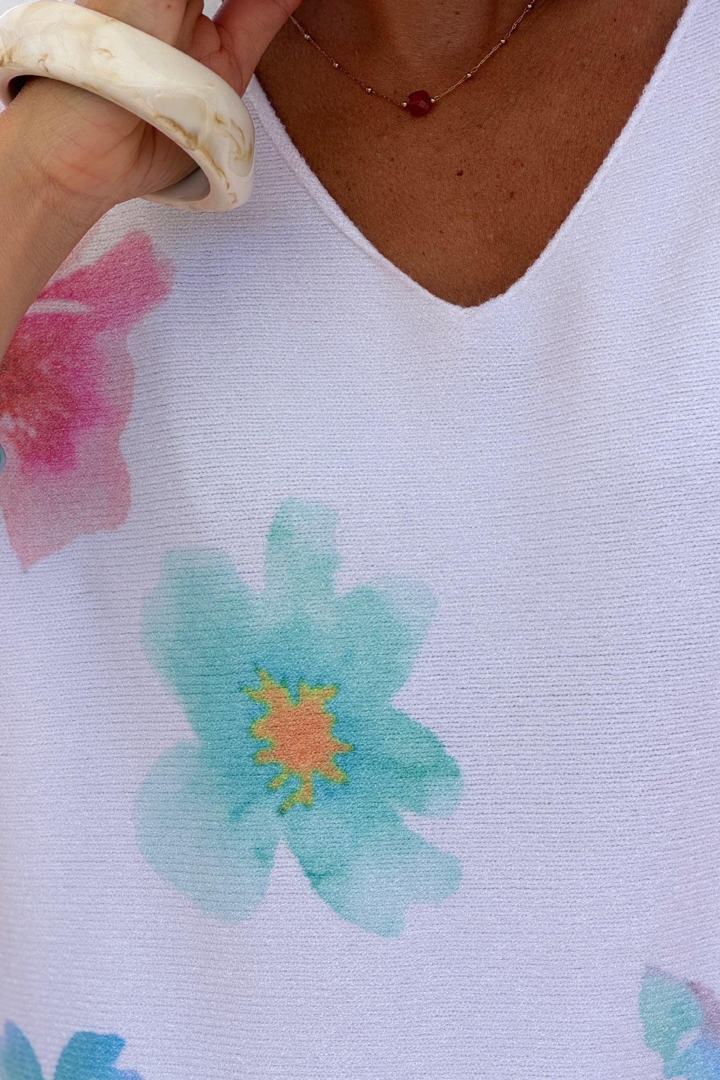 Pull blanc cassé tout doux motifs fleurs aquarelle tons rose et vert d'eau