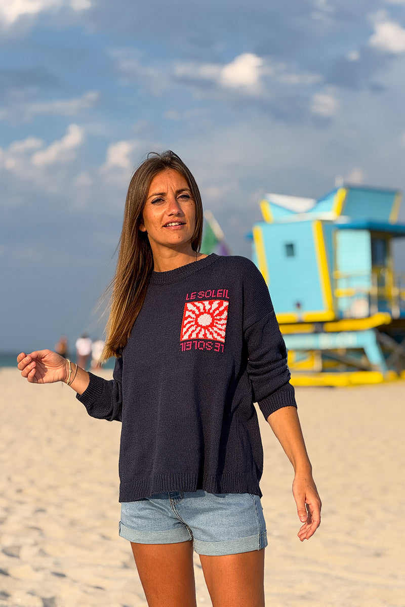 Suéter de punto en mezcla de algodón azul marino con motivo colorido Le Soleil en la espalda