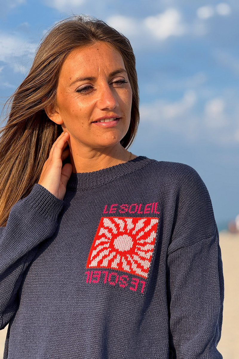 Suéter de punto en mezcla de algodón azul marino con motivo colorido Le Soleil en la espalda