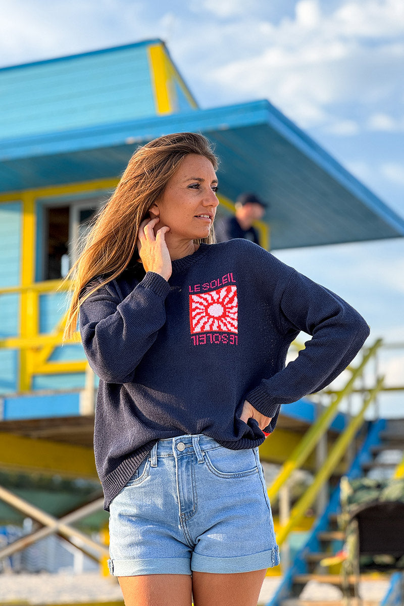 Suéter de punto en mezcla de algodón azul marino con motivo colorido Le Soleil en la espalda